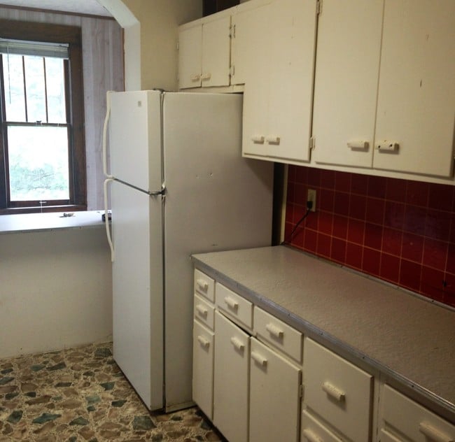 Kitchen - 922 College Ave