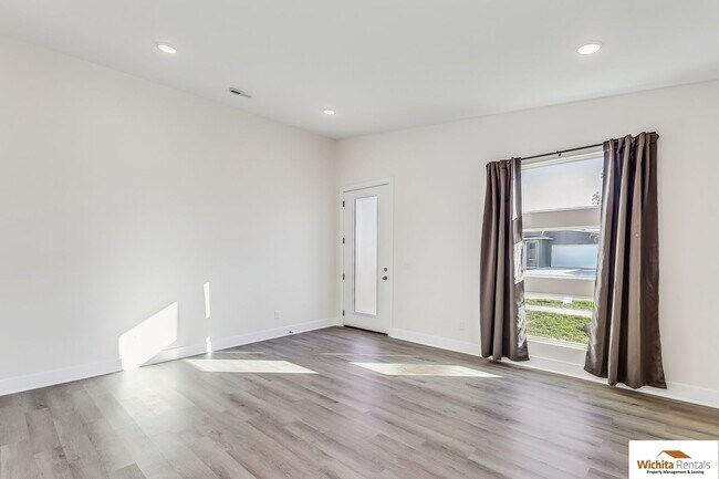 Building Photo - 3 bed, 2 bath patio home ***MOVE IN SPECIA...