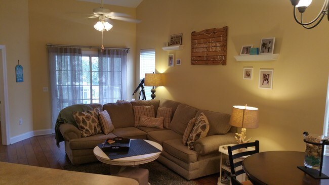 LIVING ROOM (TOP FLOOR - VAULTED CEILINGS) - 1032 Algonquin Dr