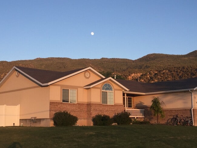 Building Photo - 525 S 300 E