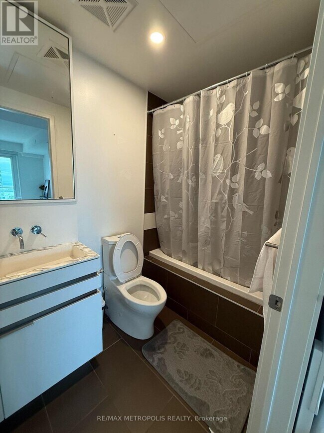 Building Photo - 197 Yonge St