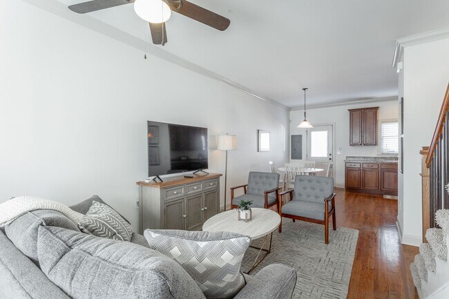 Building Photo - 2 Bedroom Townhome by UTC & Erlanger