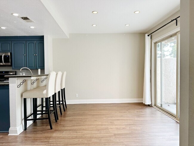 Foto del edificio - Spacious Single-Level Attached Home w/ Yard