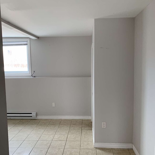 Building Photo - 2 Kingsview Ct