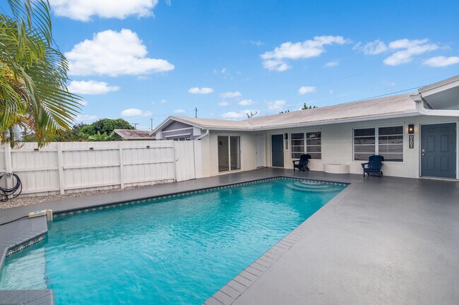 Building Photo - 1520 NE 51st St