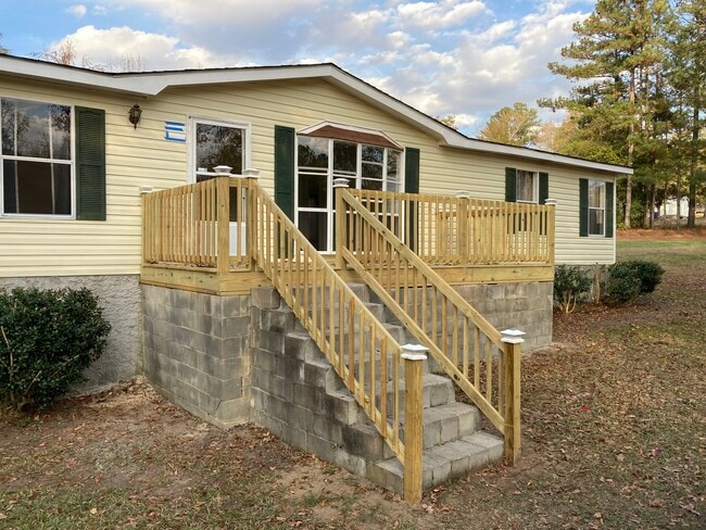 Building Photo - 152 Valentine Rd NE