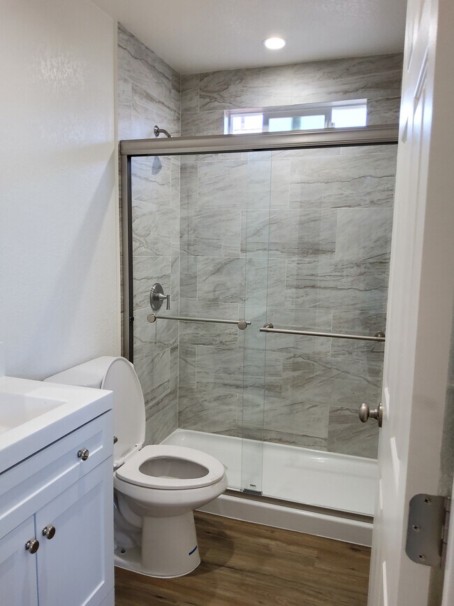 Building Photo - 405 Milray Ct
