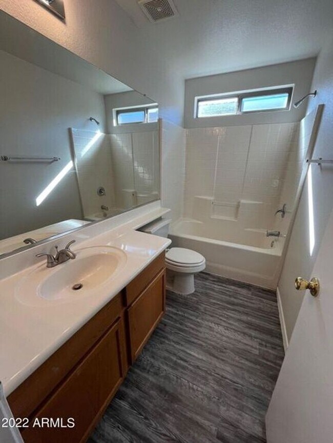 Foto del edificio - Apply Here WWW.RENTREDBRICK.COM