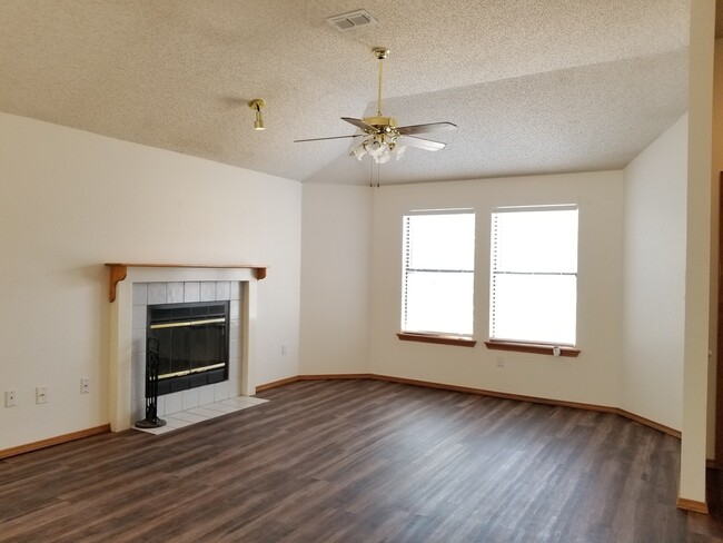 Building Photo - GREAT HOME IN NE CLOVIS NEAR MESA ELEMENTARY