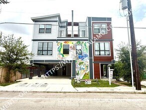Building Photo - 225 S Pine St