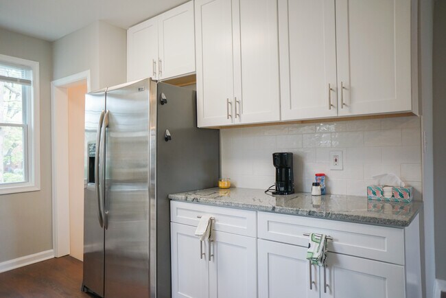 Kitchen w/ diningware - 2708 Oakley Ave