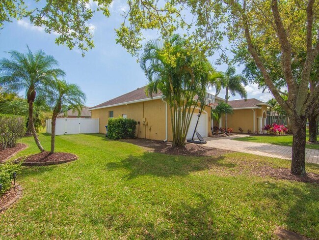 Building Photo - 6420 Parklane Ct