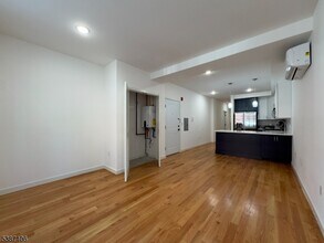 Building Photo - 52 James St