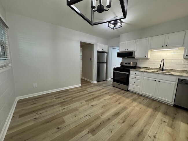 Foto del edificio - 2205 Hathaway Dr