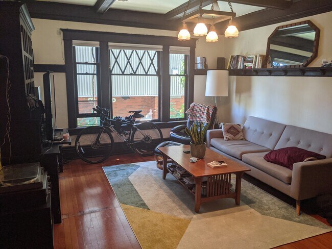 Foto del edificio - 318 10th Ave E