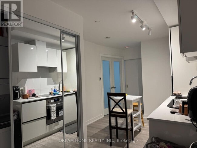 Photo du bâtiment - 230-1230 Simcoe St
