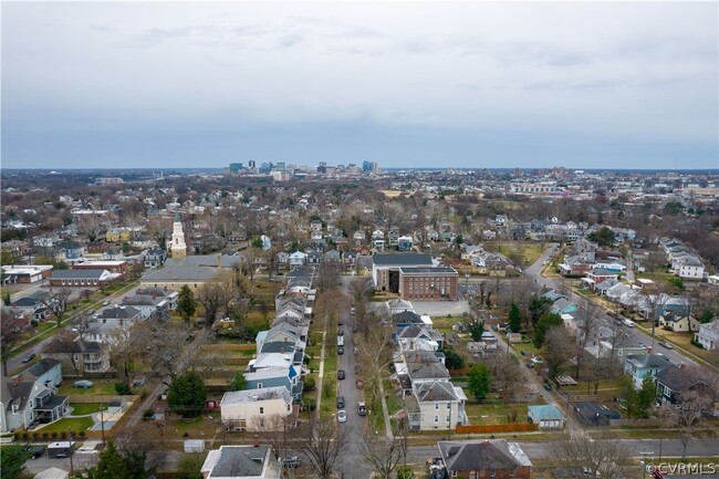 Foto del edificio - 2726 Hanes Ave