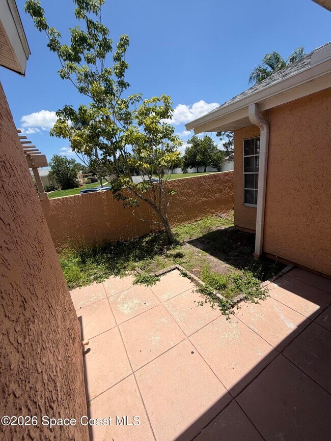 Foto del edificio - 1440 Malibu Cir NE