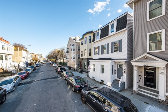 Foto del edificio - 351 E 8th St