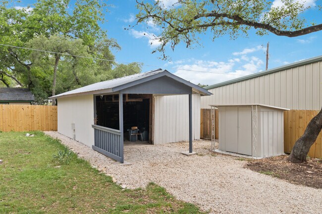 Building Photo - 634 Flatrock Dr