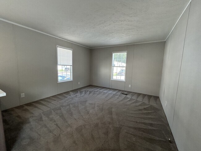 Foto del edificio - 39500 Warren Rd