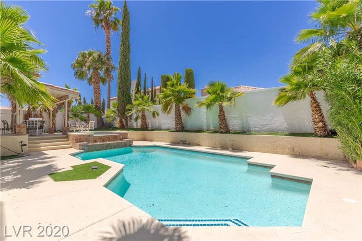 Building Photo - 5 BEDROOM HOME WITH A POOL & SPA!