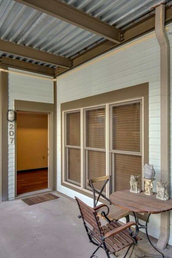 Foto principal - 807 18th Ave S