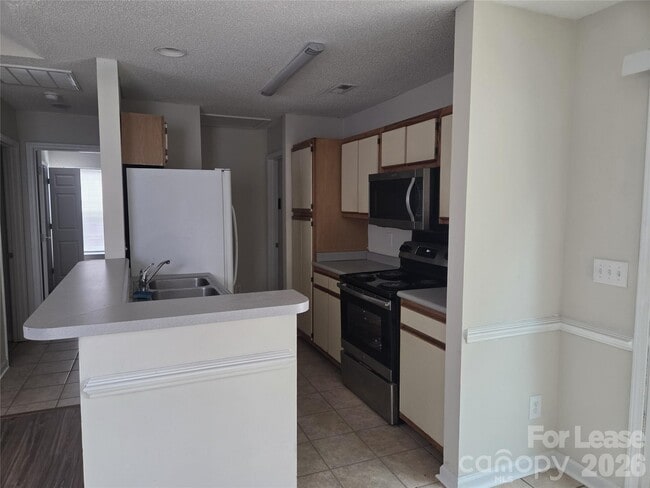 Building Photo - 121 Foxglove Dr