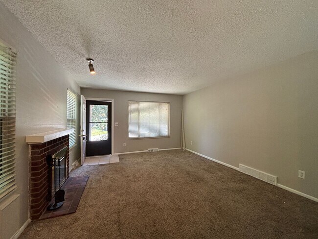 Foto del edificio - 2-story townhome with 1-car attached garage!