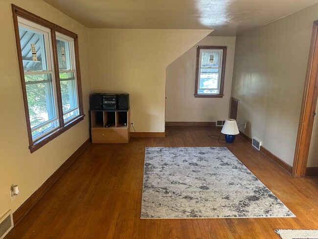 Building Photo - 644 W Judson Ave