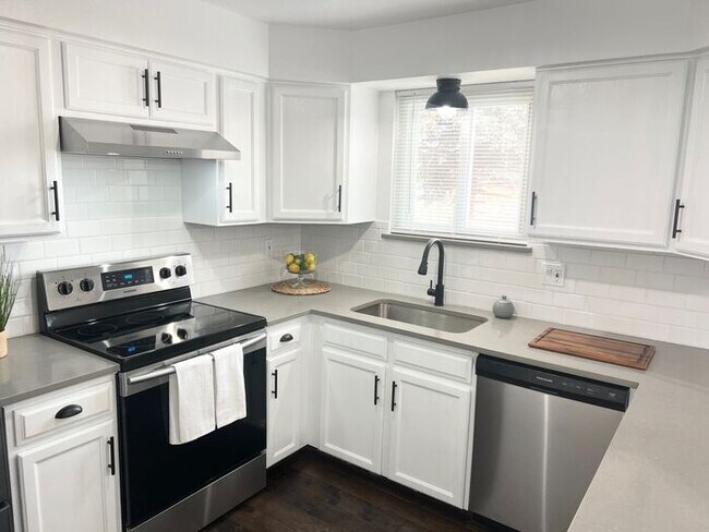 Building Photo - Beautifully Updated Modern Farmhouse 3 bed...
