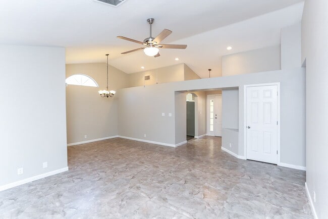 Foto del edificio - 4401 La Reina Cir