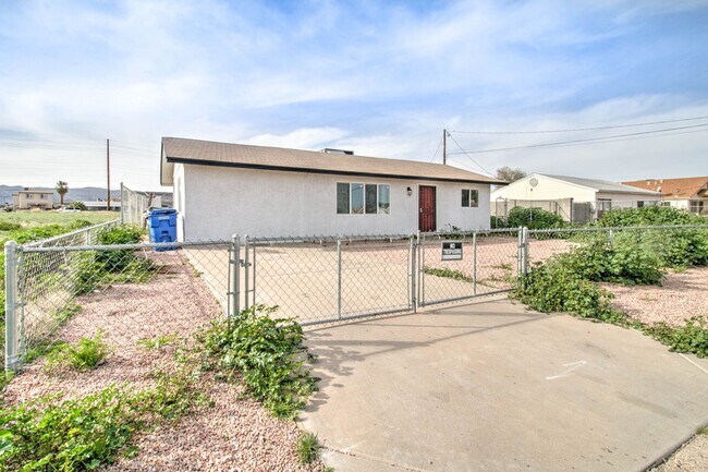 Foto del edificio - 3 Bed + 2 Bath + 1,208 SF Gorgeous Remodel...