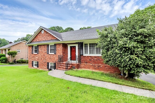 Building Photo - 6908 Lancer Dr