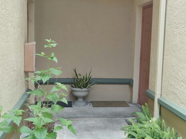 Foto del edificio - 2474 Centergate Dr