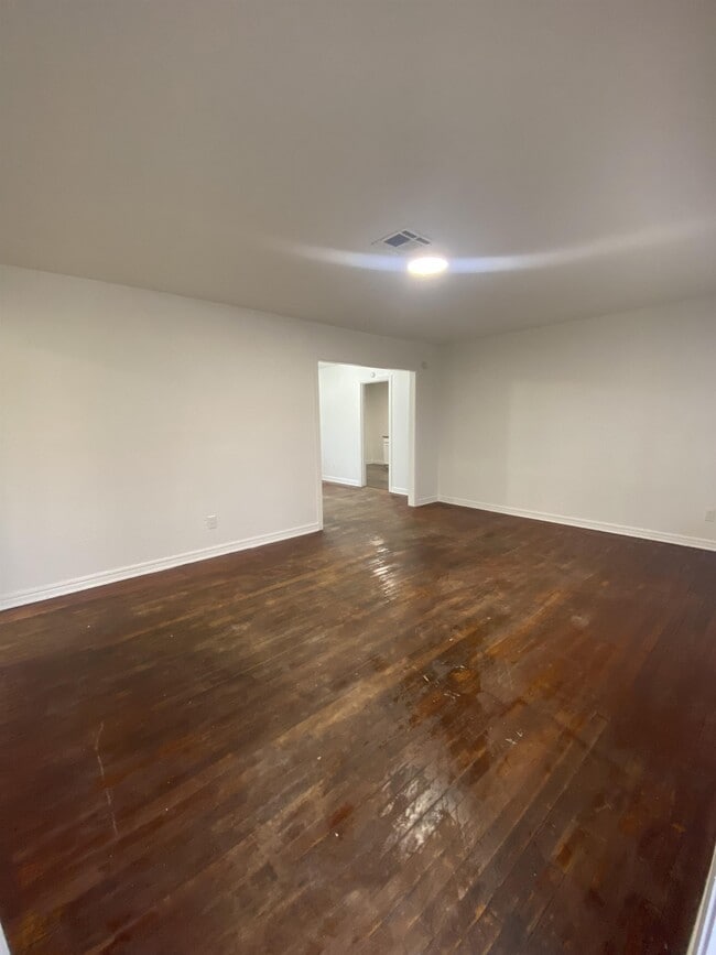 Photo - 1304 Campbell Rd House