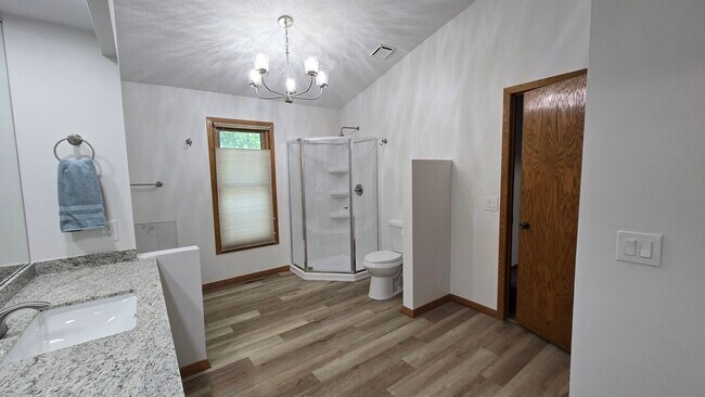 El baño principal también tiene ducha. - 2303 Grange Ave N