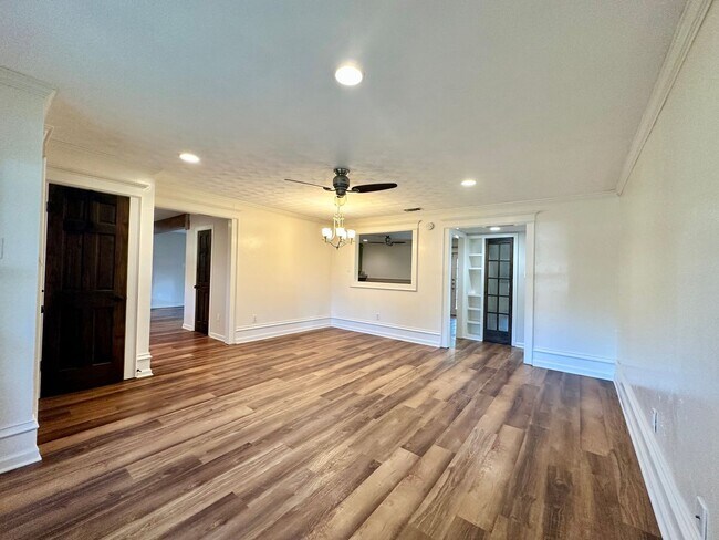 Foto del edificio - 5719 Fairview Dr