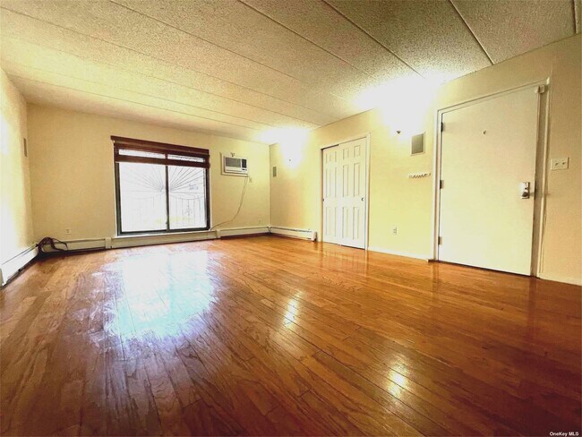 Foto del edificio - 75-22 Parsons Blvd