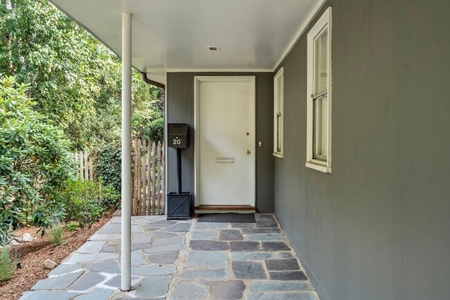 Building Photo - 20 Follen St