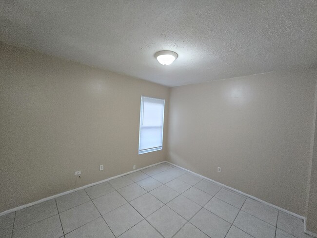 Building Photo - 9415 Goldenrod Rd