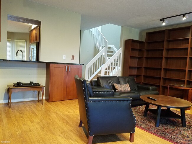 Building Photo - 3 br, 3.5 bath Condo - 2050 Bancroft Dr