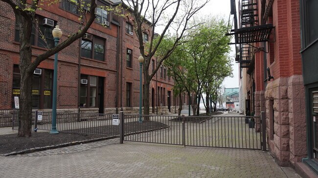 Building Photo - 77 River St