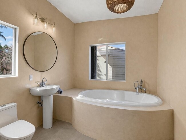 Building Photo - 467 NE 31st St