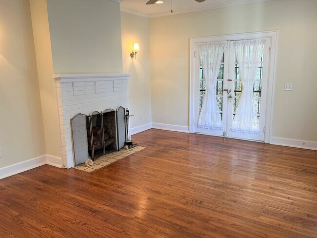 Building Photo - 308 E 40th St