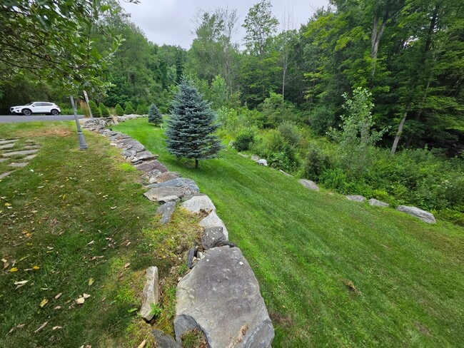 Building Photo - Luxurious 3-Bedroom Home in Poughquag, NY