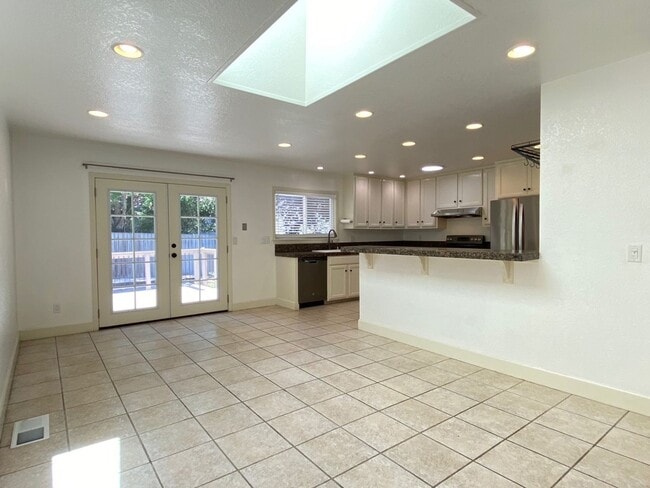 Foto del edificio - 3 Bedroom Home in East Santa Rosa