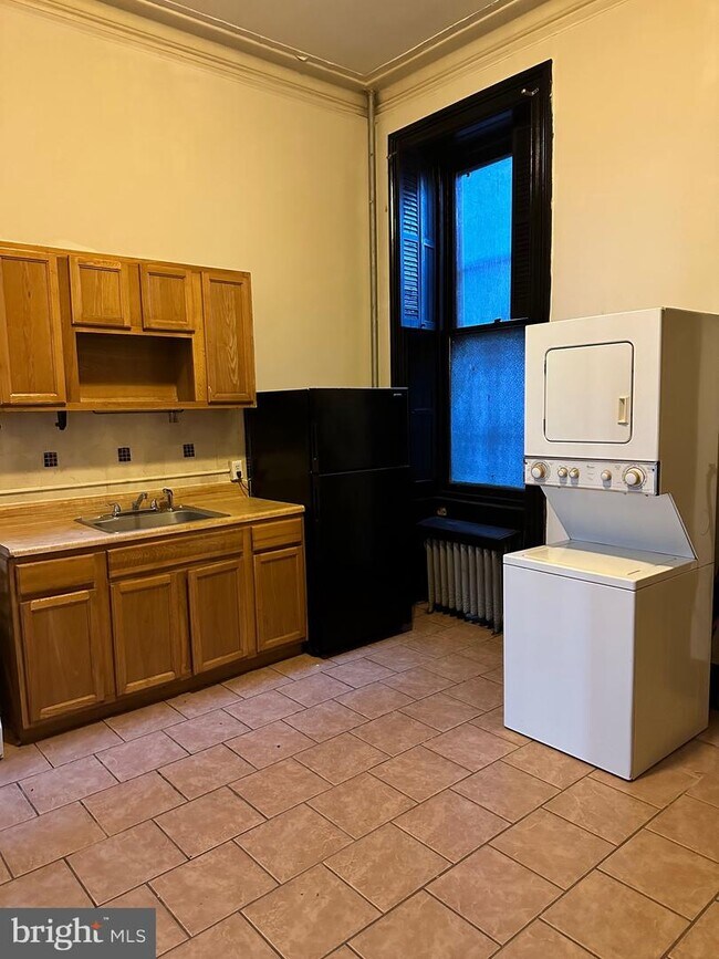 Building Photo - 1426 W Girard Ave