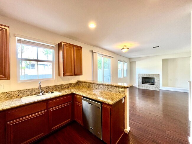 Building Photo - Stunning 4B/3BA Townhouse in Chula Vista w...