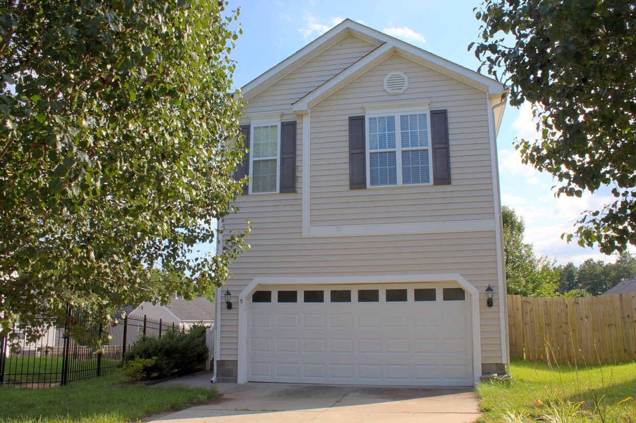 3-bedroom House with Fenced-in Backyard Available on Sep 14th - 3-bedroom House with Fenced-in Backyard Available on Sep 14th